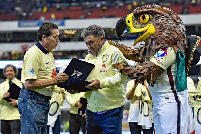 Reinoso es reconocido en el Estadio Azteca