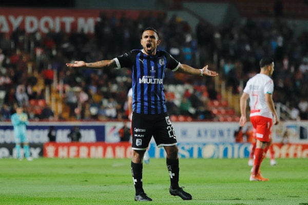 Alonso Escoboza celebrando una anotación con Gallos Blancos