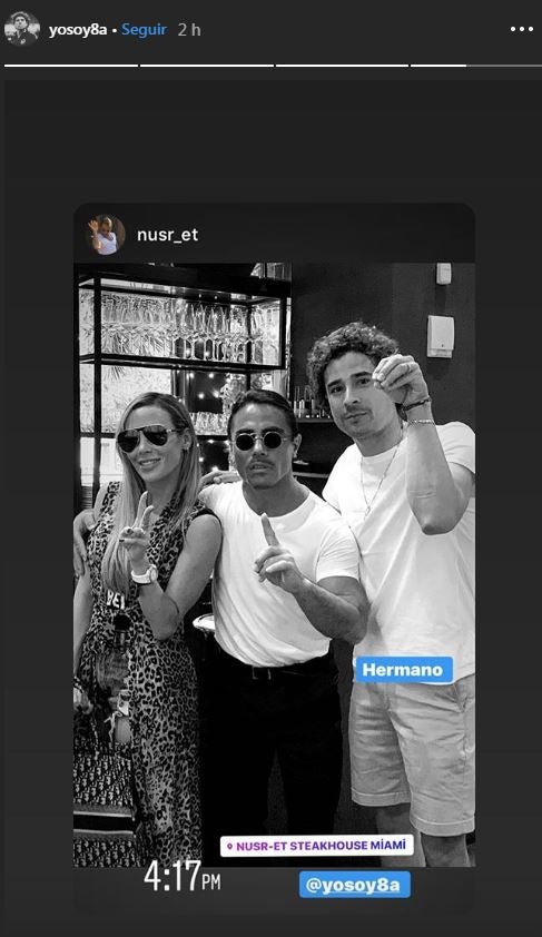 Guillermo Ochoa, su esposa y el chef Salt Bae