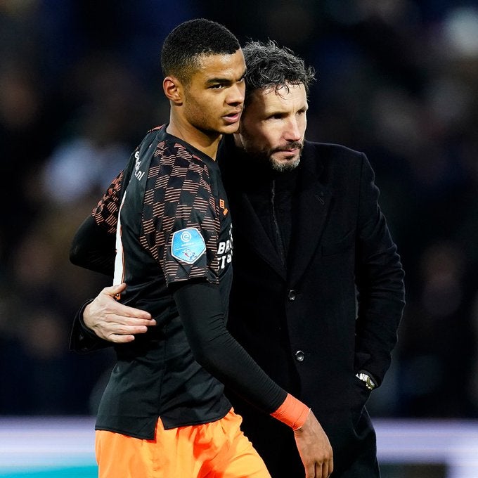 Mark van Bommel abraza a su jugador del PSV