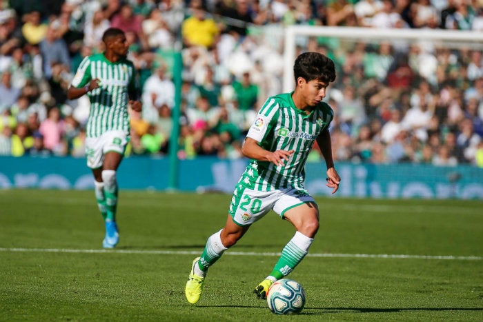 Lainez conduce el balón