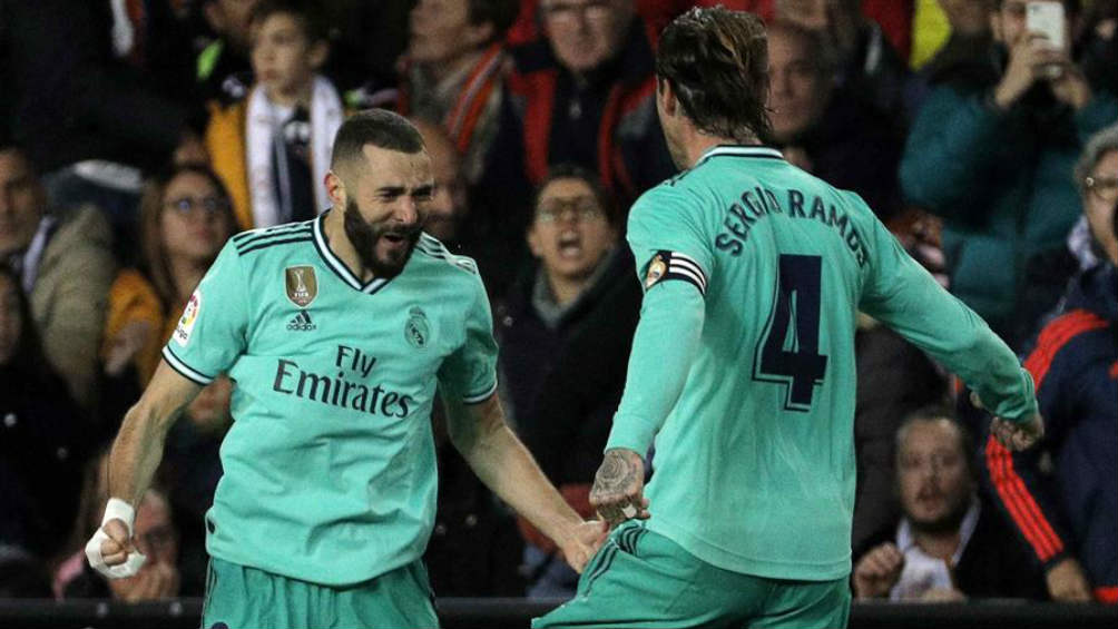 Benzema y Ramos celebrando el empate ante Valencia 