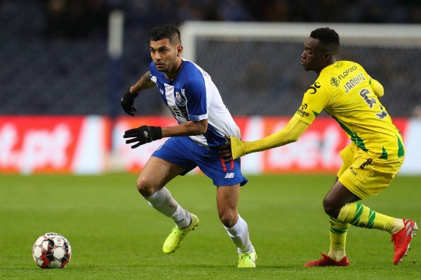 Jesús Corona en acción con Porto ante Tondela