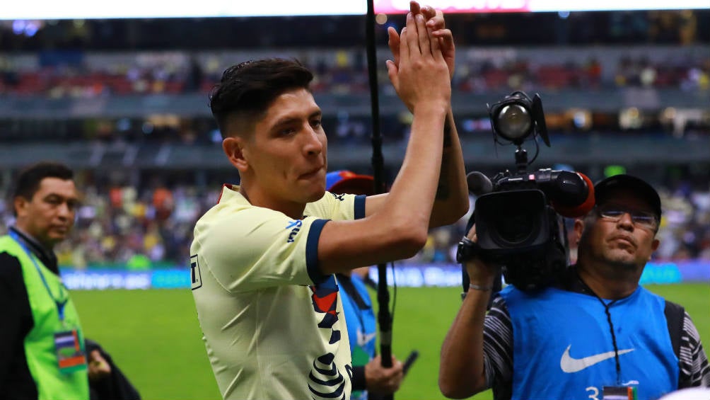 Edson despidiéndose entre lagrimas de la afición azulcrema 