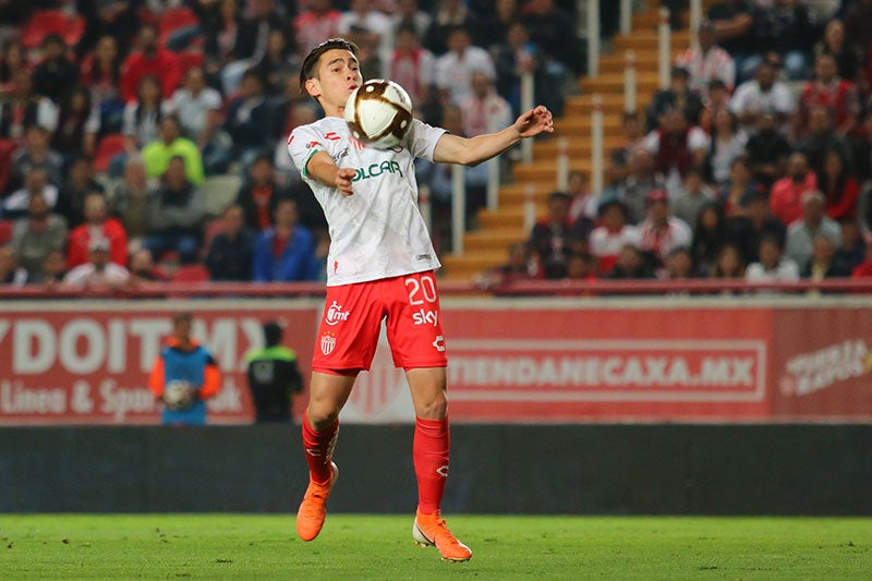 Jesús Angulo baja el balón con el pecho en un partido del Necaxa