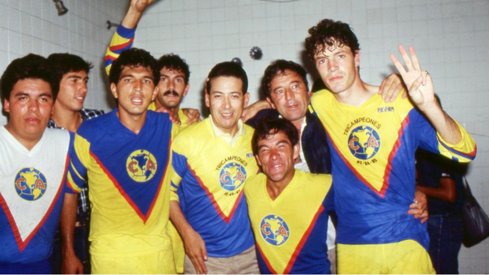 Jugadores del América festejando el título en PRODE 1985