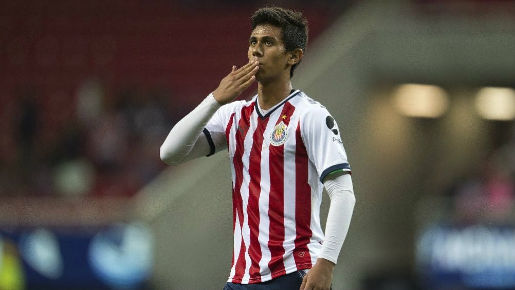 José Juan Macías celebrando una anotación con Chivas