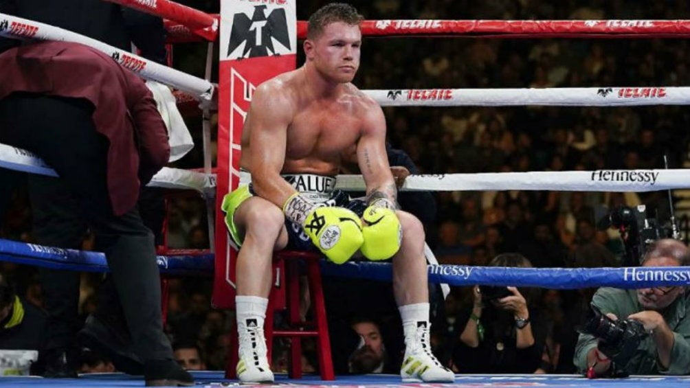 Canelo Álvarez en su esquina durante una pelea