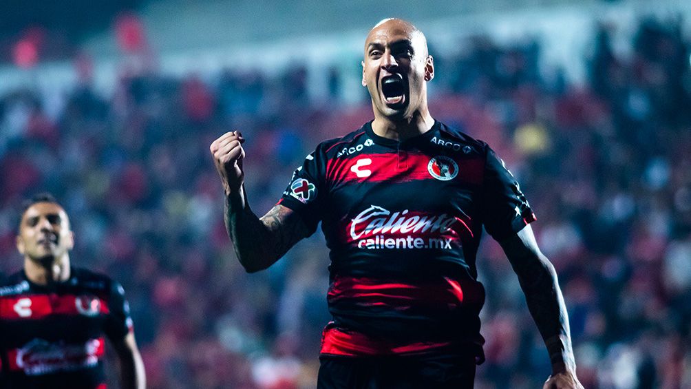 Ariel Nahuelpan festeja un gol con Xolos 