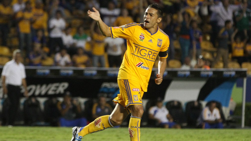 Juninho festeja un gol con Tigres