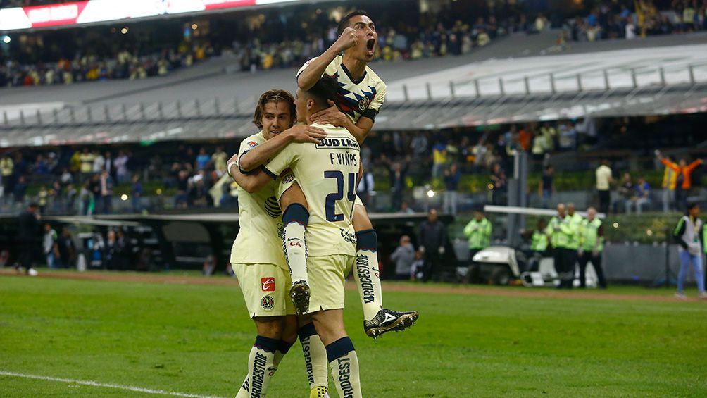 Jugadores de América festejan un gol contra Morelia 