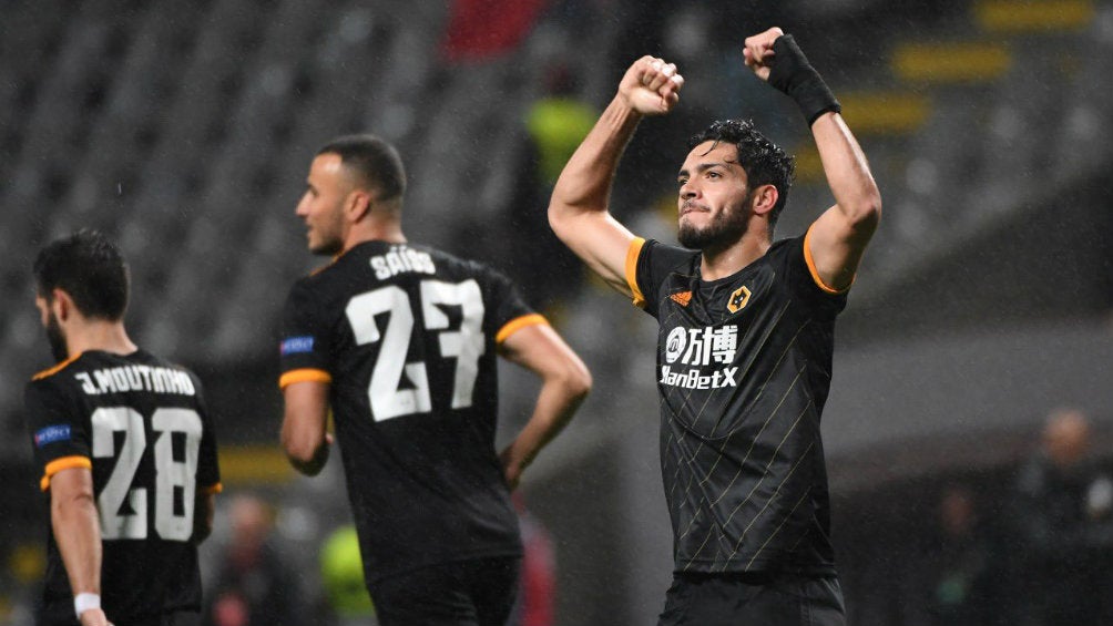 Raúl Jiménez celebrando un gol con los Wolves