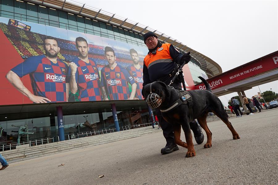 Personal de seguridad, en la afuera del Camp Nou