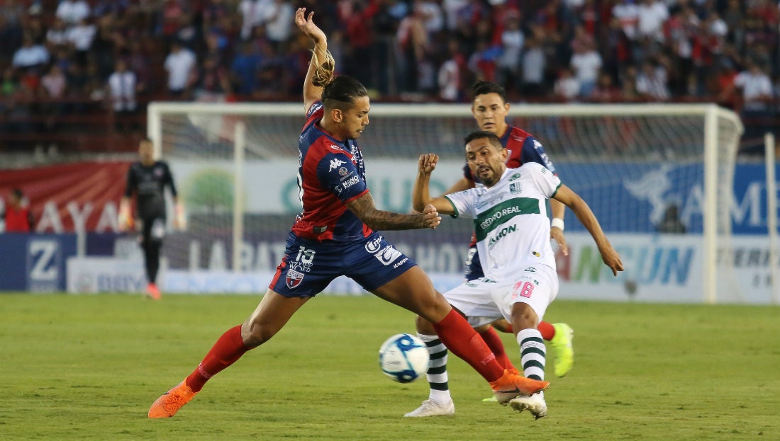 Francisco de Costa (Atlante) y Erbin Trejo (Zacatepec) peleando un balón