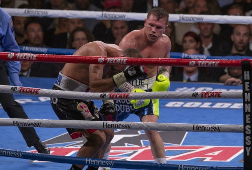 Canelo Álvarez le conecta un golpe a Kovalev