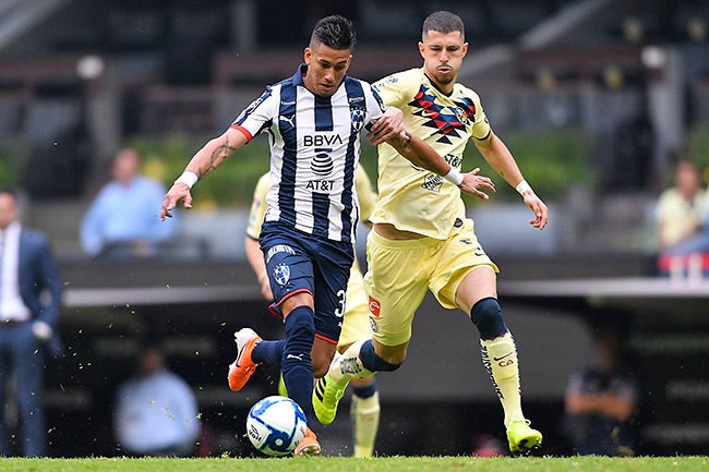 Guido y Meza pelean el balón en un América vs Monterrey