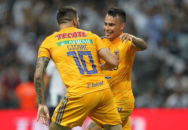 Zelarayán corre con Gignac tras anotar