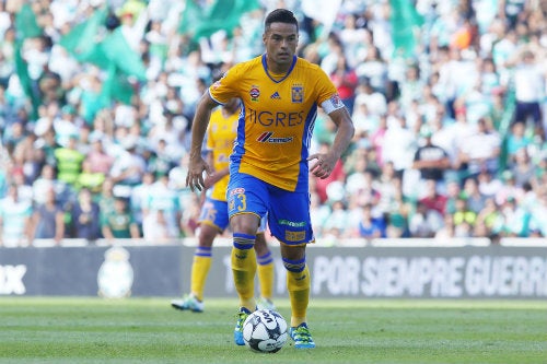 Juninho durante un juego entre Tigres y Santos