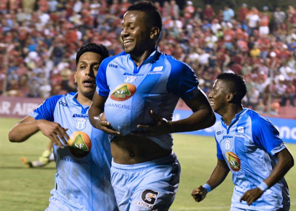 Michael Estrada celebrando un gol con el Macará