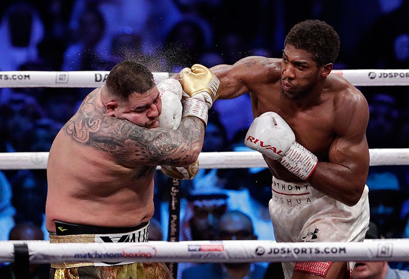 Anthony Joshua da derechazo a Andy Ruiz