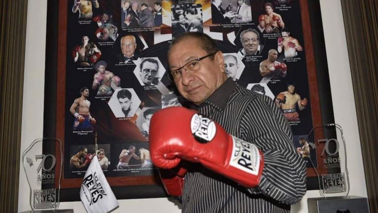 Alberto Reyes, junto a su marca de guantes de box