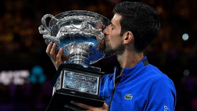 Djokovic con el trofeo del Abierto de Australia