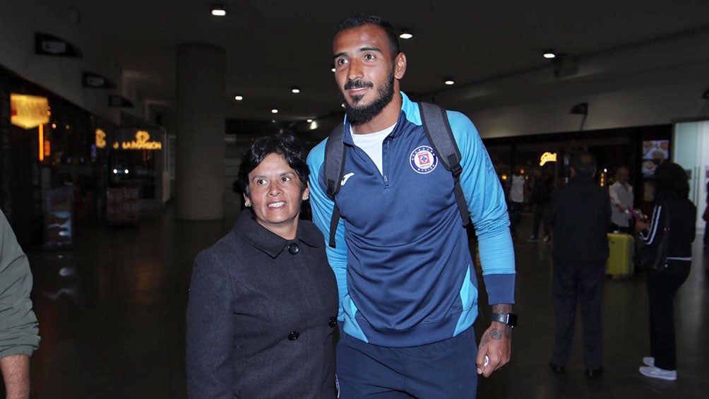 Guillermo Allison se toma foto con una aficionada