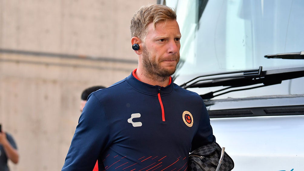 Cristian Menéndez llegando a jugar un partido con Veracruz