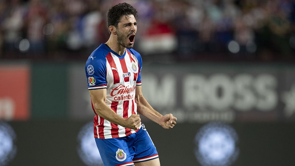 Antonio Briseño celebra un gol de Chivas