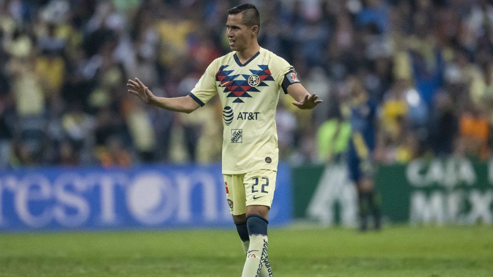 Paul Aguilar durante un partido del América