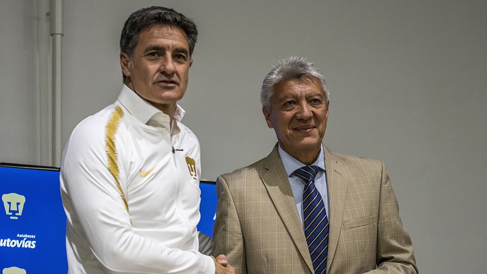 Míchel y Chucho Ramírez, durante una conferencia de Pumas