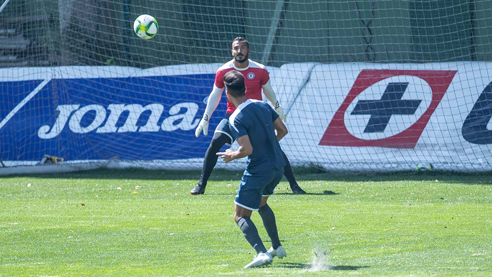 Guillermo Allison defiende el arco celeste en una práctica