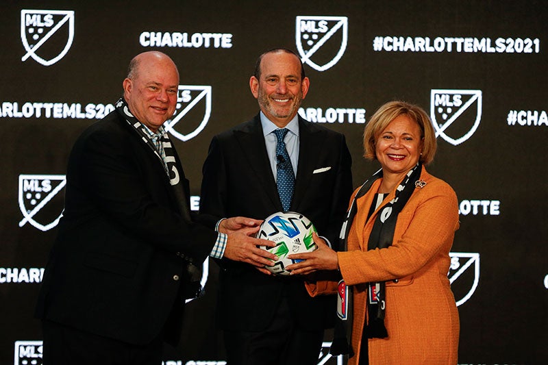 David Tepper, Don Garber y la alcaldesa Vi Lyles