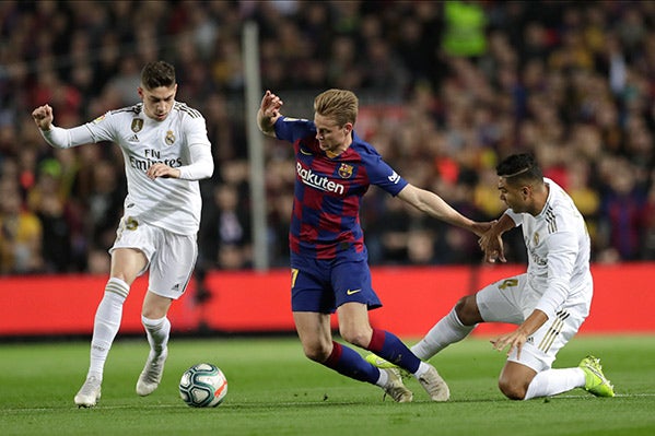 De Jong pelea el balón en el Clásico