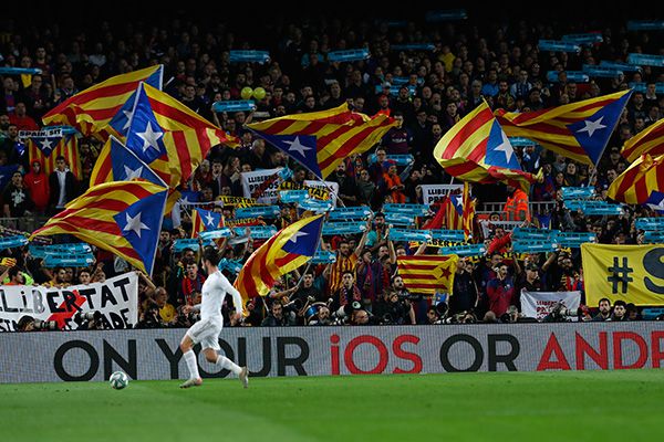 Las banderas de Cataluña durante el Clásico de España