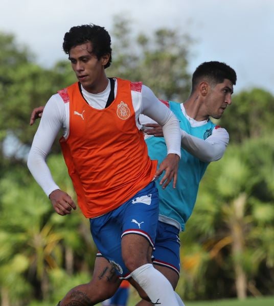 JJ Macías y Víctor Guzmán en la pretemporada de Chivas