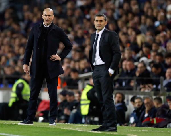 Zidane y Valverde observan el Clásico Español en Camp Nou