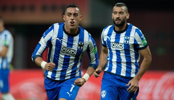 Rogelio Funes Mori y Nico Sánchez festejan un gol ante el Liverpool