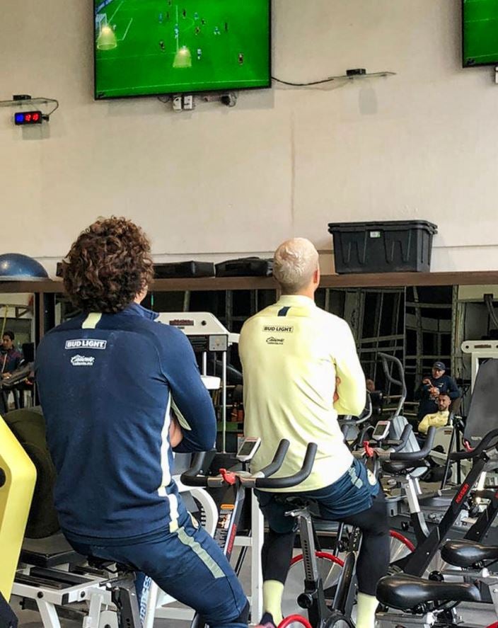 Ochoa y Guido observan el duelo en las pantallas del gimnasio