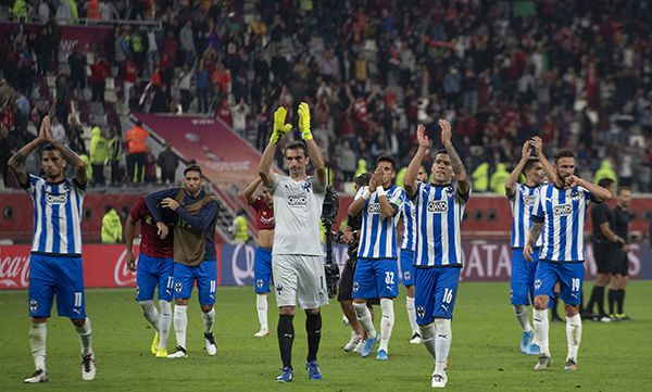 Jugadores de Rayados al final del partido contra Liverpool