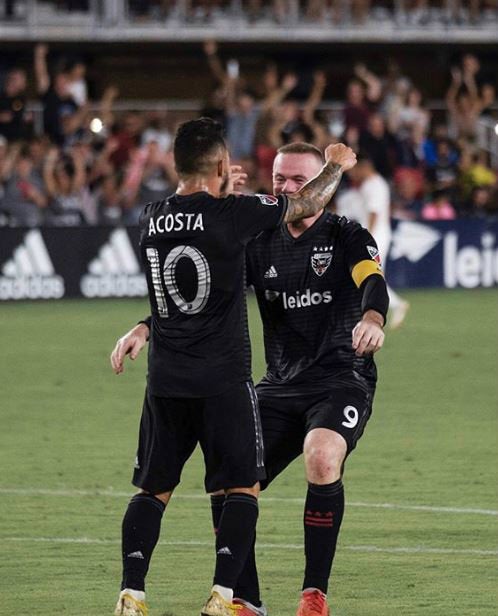 Luciano Acosta y Wayne Rooney festejan un gol del DC United