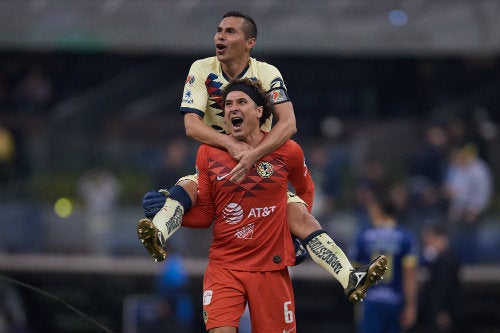 Memo Ochoa y Paul Aguilar celebran un gol del América