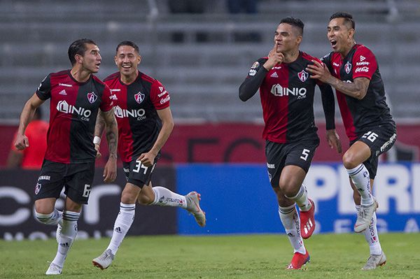 Anderson Santamaría festeja un gol con el Atlas