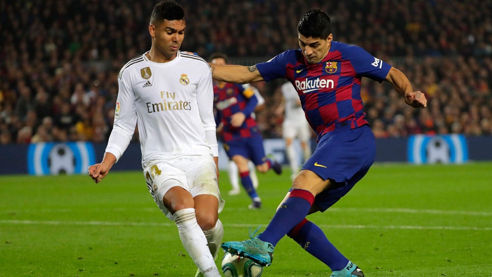 Casemiro pelea un balón con Luis Suárez 