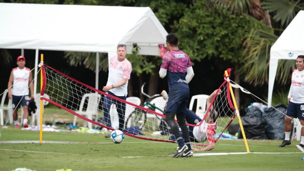 Peláez en pleno tenis balón con el plantel de Chivas 