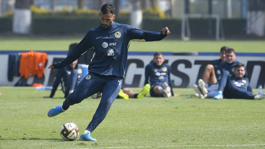 Emanuel Aguilera durante el entrenamiento del América