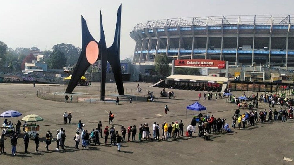 Largas filas se observaron en las inmediaciones del Estadio Azteca