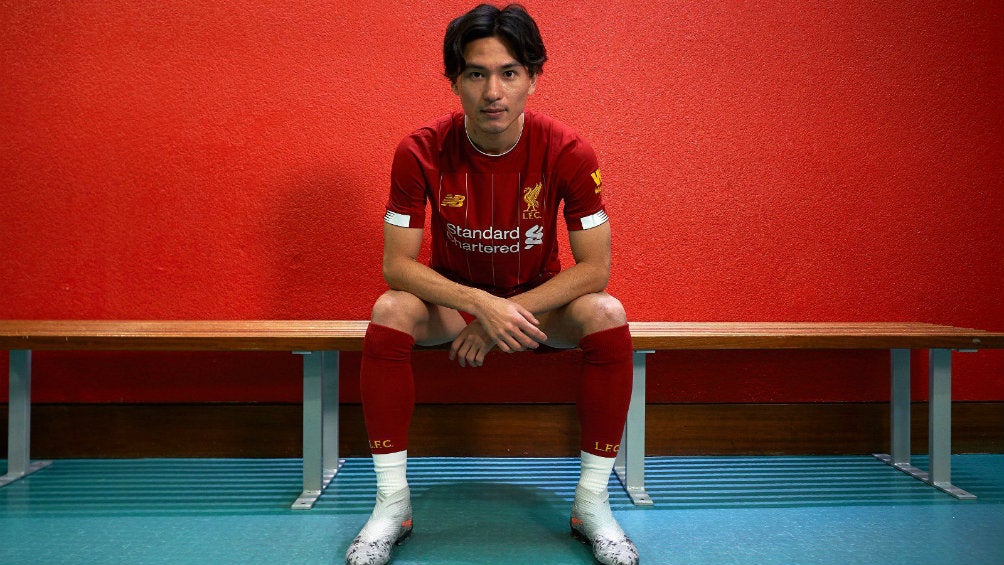 Takumi Minamino ya posó con la playera del Liverpool