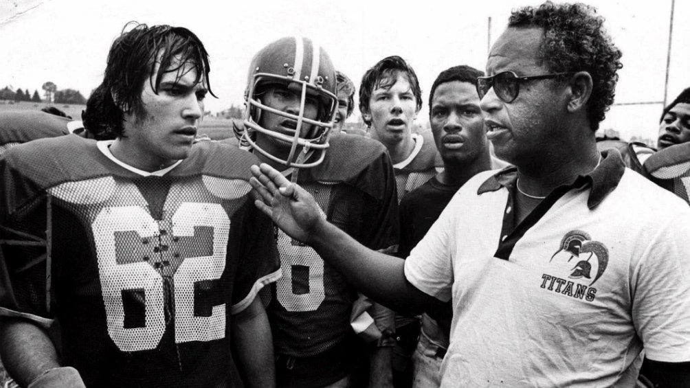 Herman Boone en un práctica con T.C. Williams en 1971