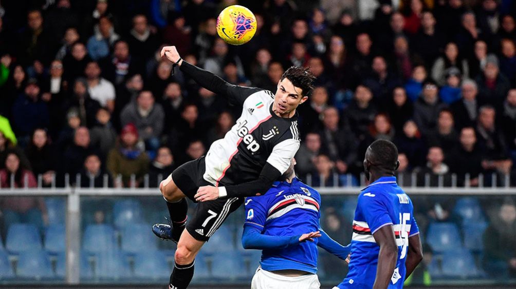 CR7 remata de cabeza para marcar en el juego ante la Sampdoria